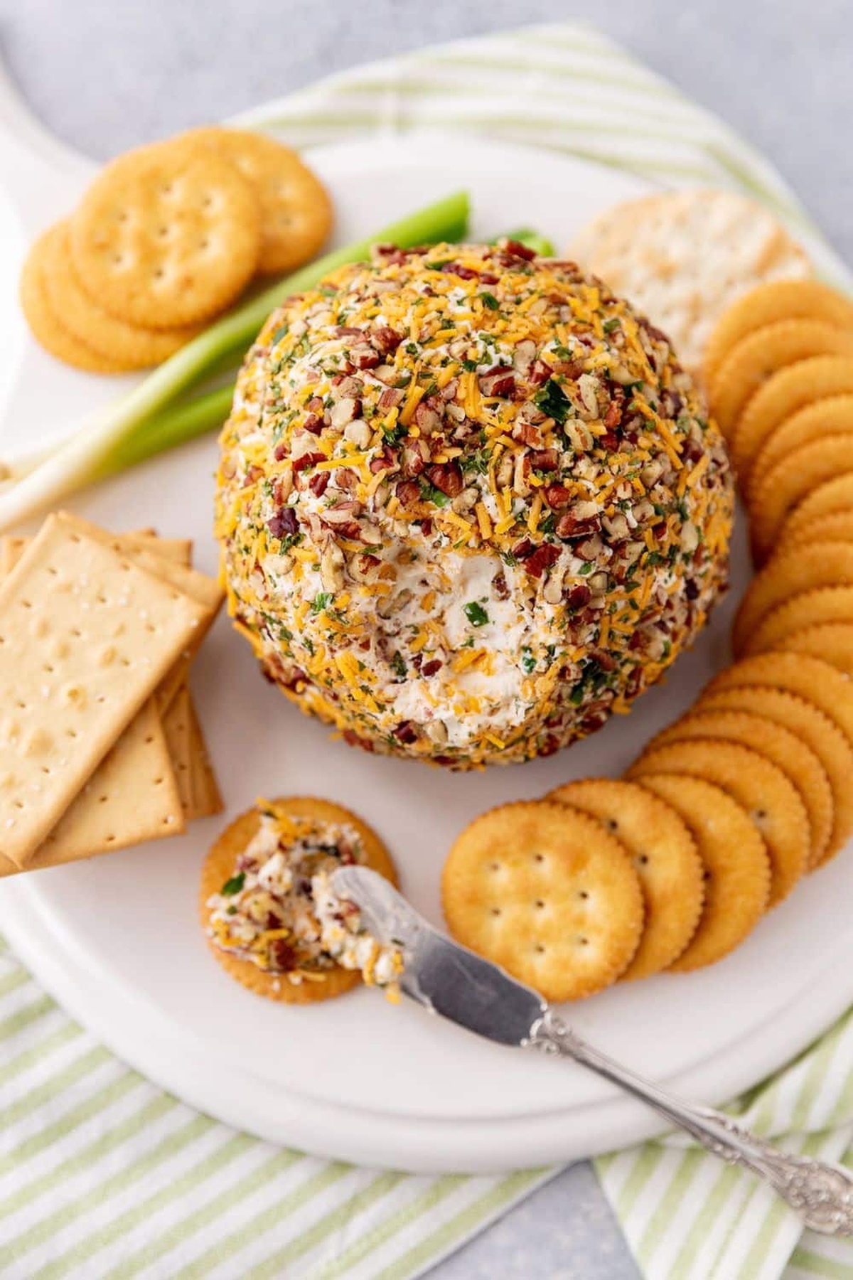 Creamy Pioneer Woman Bacon Ranch Cheese Ball Recipe