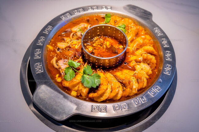 How Do Seafood Hot Pots Differ Between Countries Like China, Japan, and Korea?