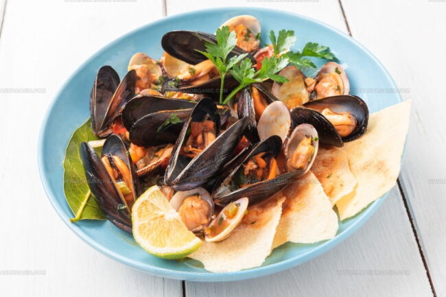 Is It Safe to Eat Mussels Raw or Undercooked in European Cuisine?